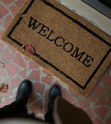 welcome mat representing customer onboarding best practices